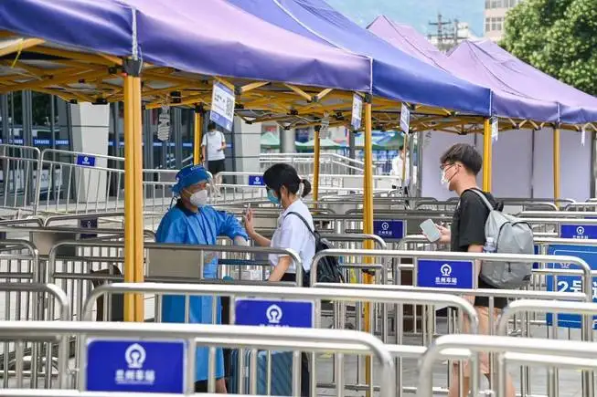 進站旅客出示健康碼。蘭州鐵路局供圖