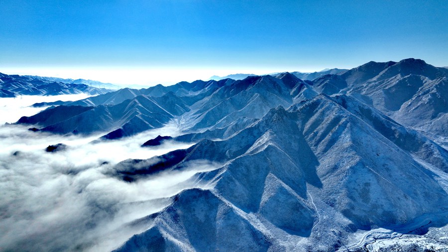 雪后祁連山銀色連綿壯美如畫。李衛(wèi)泰攝