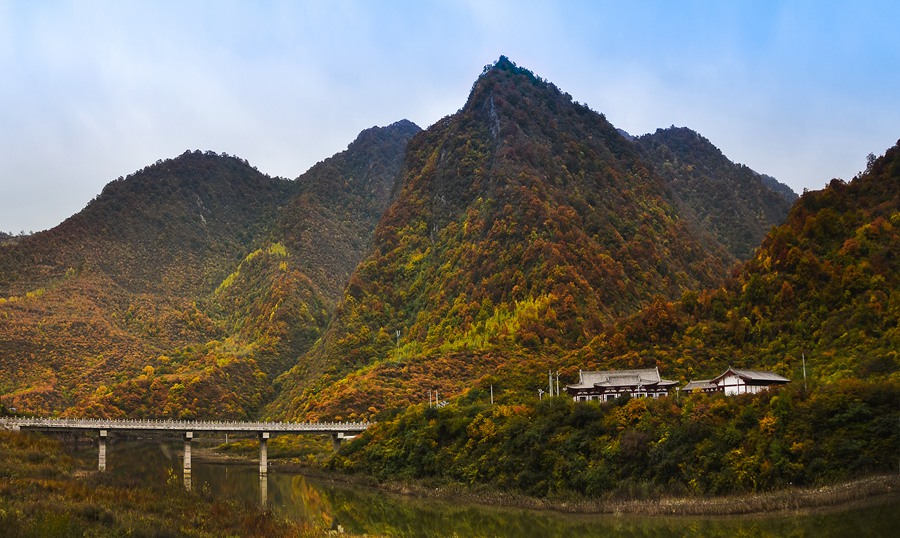 絢爛多彩的五龍山。張志平攝