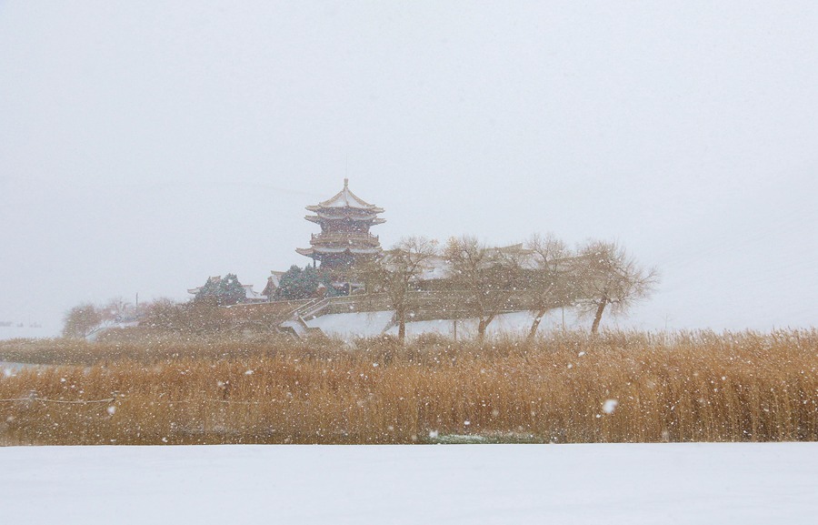 鳴沙山月牙泉景區(qū)雪景。張曉亮攝