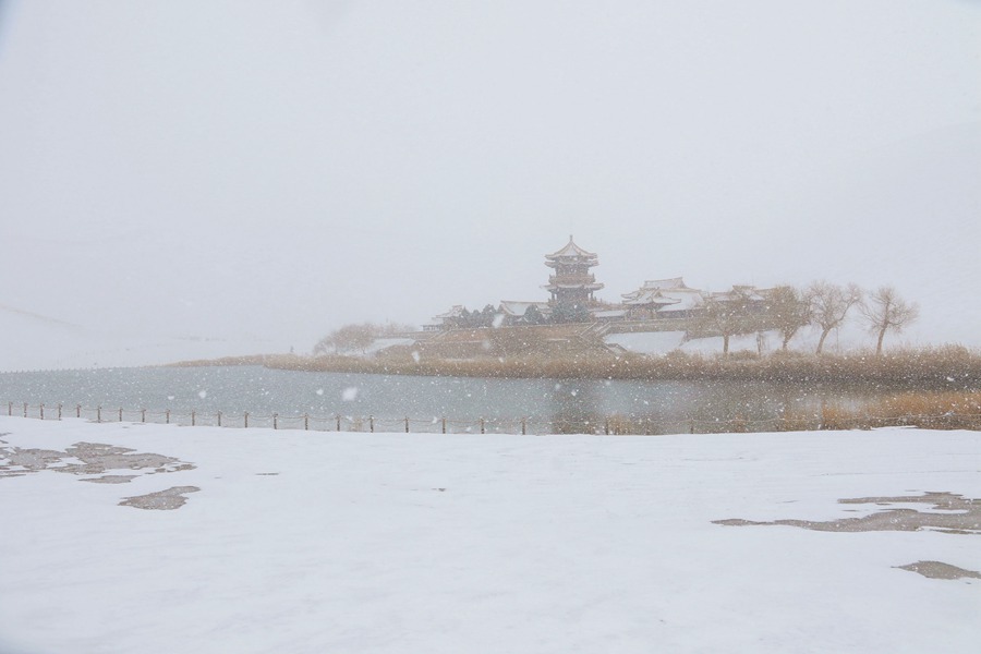 鳴沙山月牙泉景區(qū)雪景。張曉亮攝