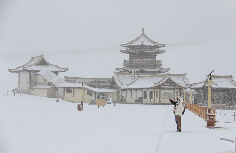 雪落鳴沙山，美景如詩畫。張曉亮攝