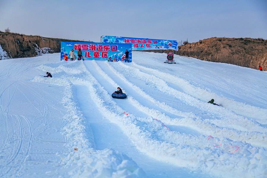 游客體驗冰雪娛樂項目。榆中縣委宣傳部供圖