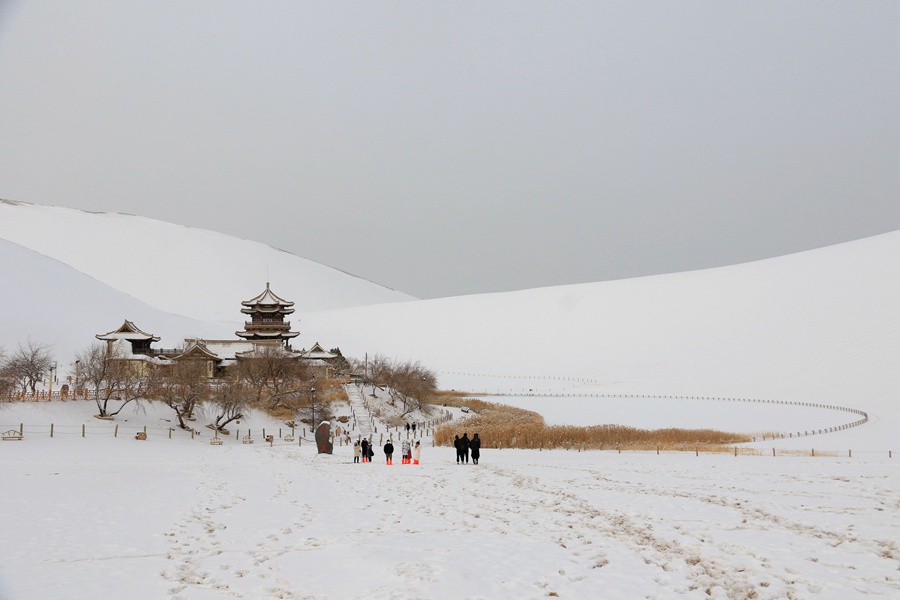 雪后的甘肅省敦煌市鳴沙山月牙泉景區(qū)銀裝素裹，景色如畫。張曉亮攝