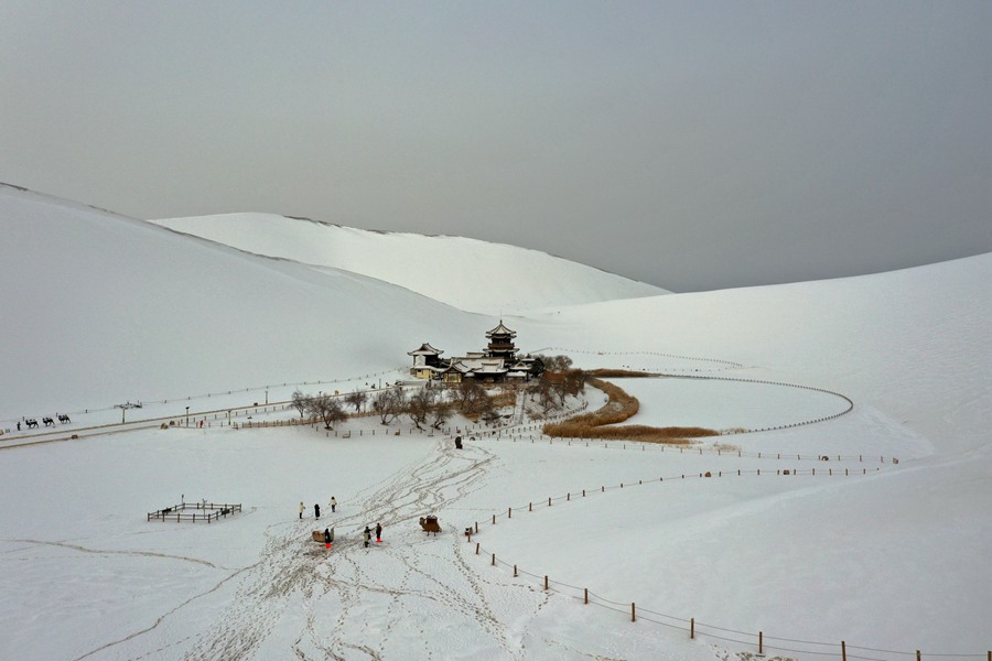 雪后的甘肅省敦煌市鳴沙山月牙泉景區(qū)銀裝素裹，景色如畫。張曉亮攝