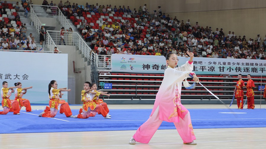 第三屆“甘小俠”西北五省區(qū)青少年演武大會在平?jīng)鍪虚_幕。甘肅省體育局供圖