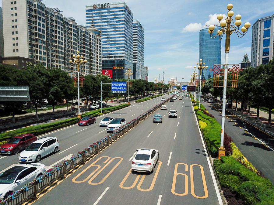 經(jīng)過海綿化改造后的慶陽市區(qū)岐黃大道。俄少飛攝