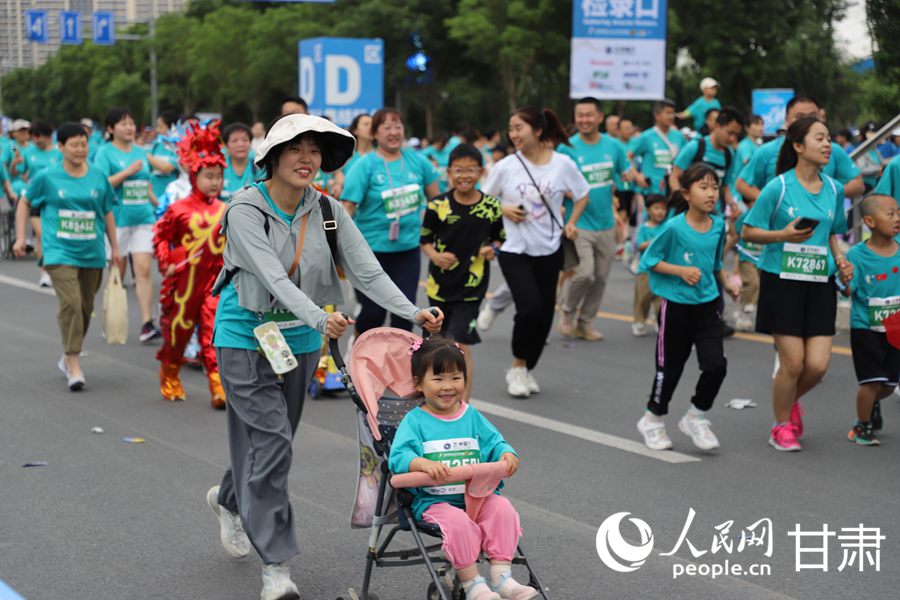 激情“蘭馬” 快樂(lè)奔跑。人民網(wǎng)記者 黃帆攝