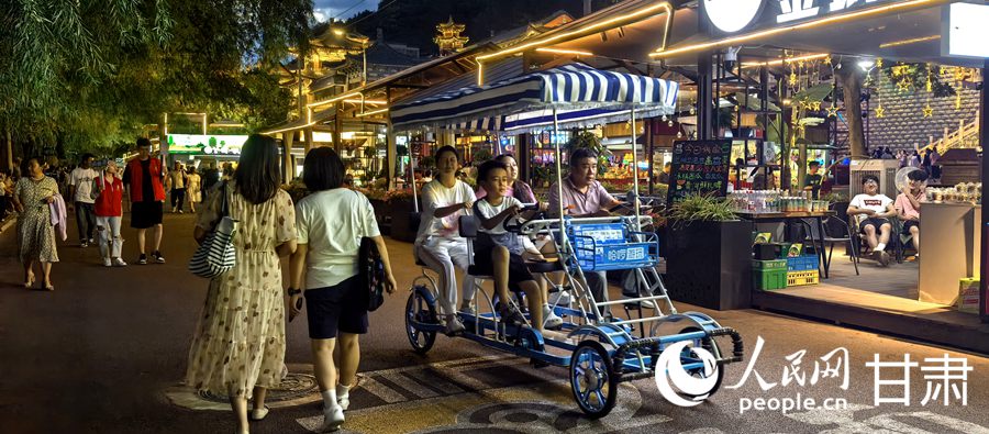 游客使用共享觀光腳踏車在金城關(guān)黃河文化旅游街區(qū)游玩。