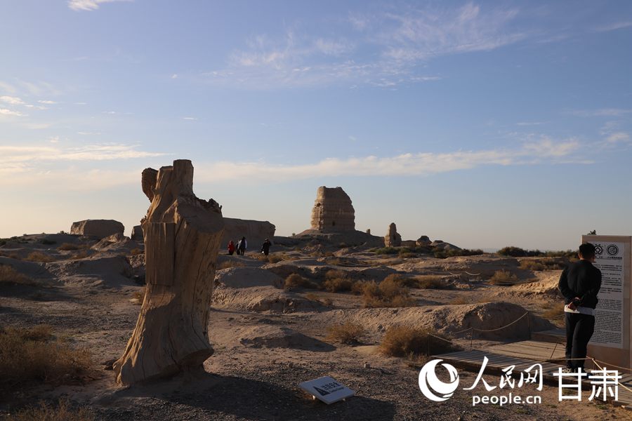 游客在鎖陽(yáng)城遺址內(nèi)參觀游覽。人民網(wǎng)記者 黃帆攝