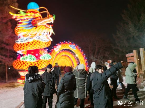 2月10日，在吉林長春市動(dòng)植物公園，“夢(mèng)游西游記 夜游動(dòng)物園”主題活動(dòng)吸引了大量市民和游客，現(xiàn)場人頭攢動(dòng)，歡樂不斷。人民網(wǎng)記者 王帝元攝