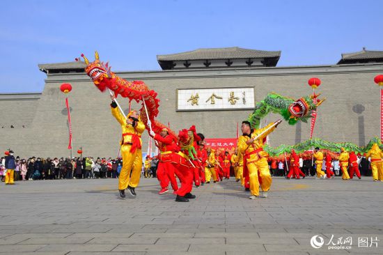 2月8日，在河北省定興縣黃金臺(tái)博物館南廣場，“龍魂傳承 福滿人間”民俗花會(huì)大拜年活動(dòng)熱鬧開演，吸引了上千名群眾前來觀看。人民網(wǎng)記者 周博攝